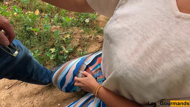 Les Gourmands: 야외에서 법으로 아들을 빨아주는 아름다운 빨간 머리 밀프