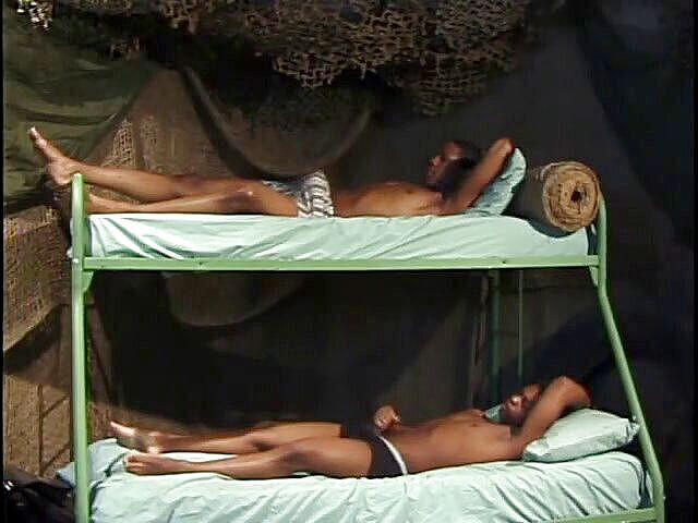 Gays Case: 침대에 누워 있는 동안 애인을 후장 따먹는 흑인 남자