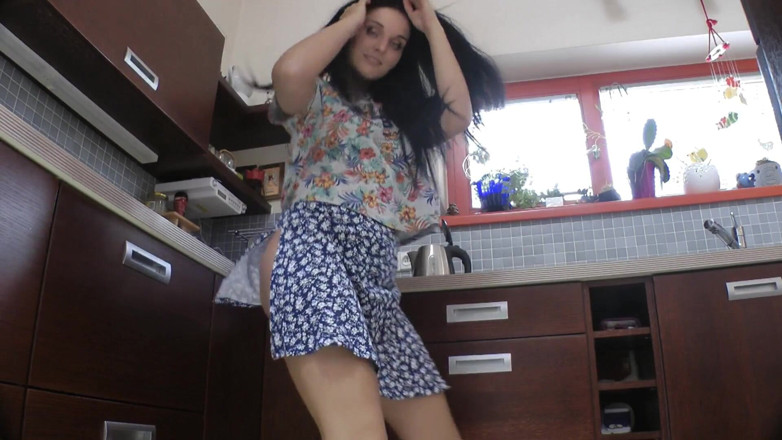 Leon Lambert Girls Twerk Parties CFNM: Ziua excitantă cu gagică brunetă sexy