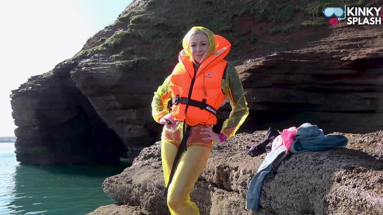 UKCuteGirl Lucy Lauren: Kamizelki ratownicze, PCV i neopren nasączone w słońcu i spunk