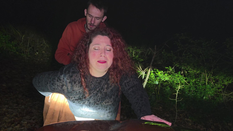 abricot sucree: Pequeña zorra siendo follada en el bosque por la noche