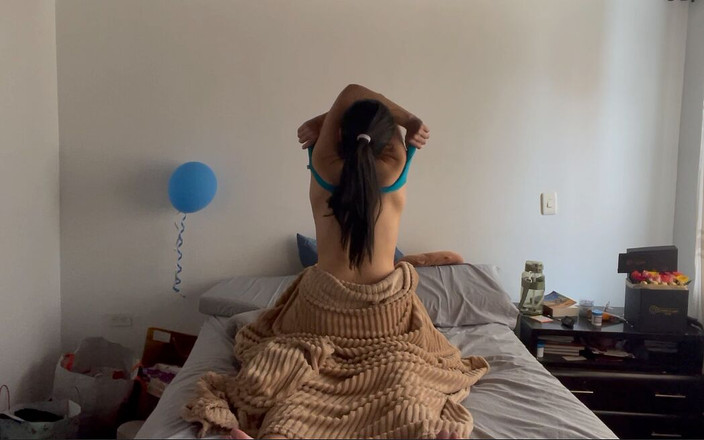 zoemelissa: Ateşli lezbiyenler partiden sonra akşamdan kalma sikişiyor