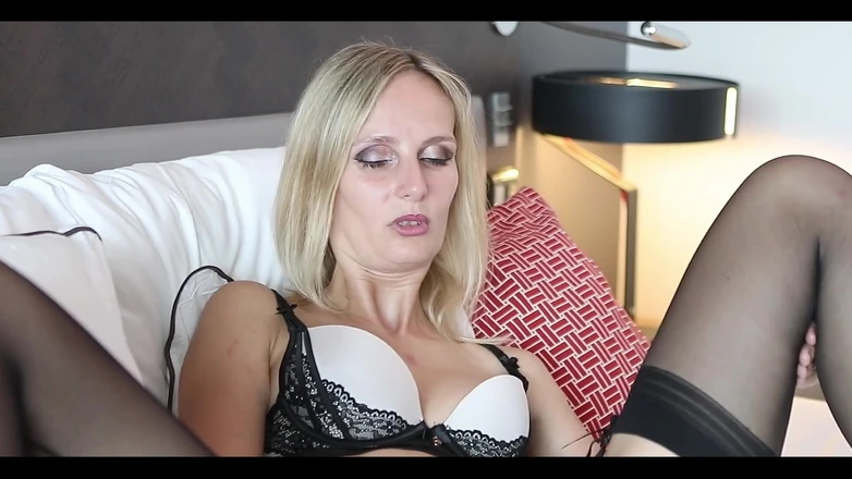 Jenny Smart: Vrei să mă vezi jucând cu pizda mea? Cum o...