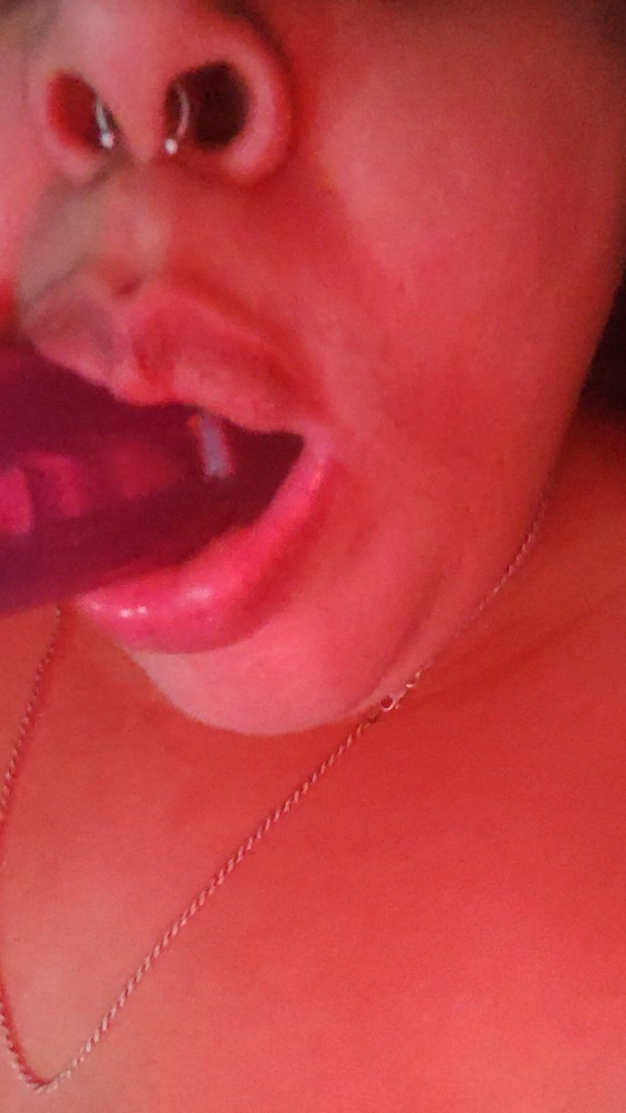 Xgabyx: Succhiando il dildo