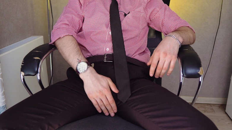 NoelDero: Un joven guapo se masturba en la oficina y se...