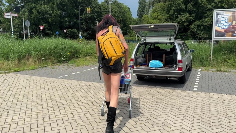 NaomiPerv: Trans Mistress Naomiperv Has a Dildo in Her Ass Outdoors