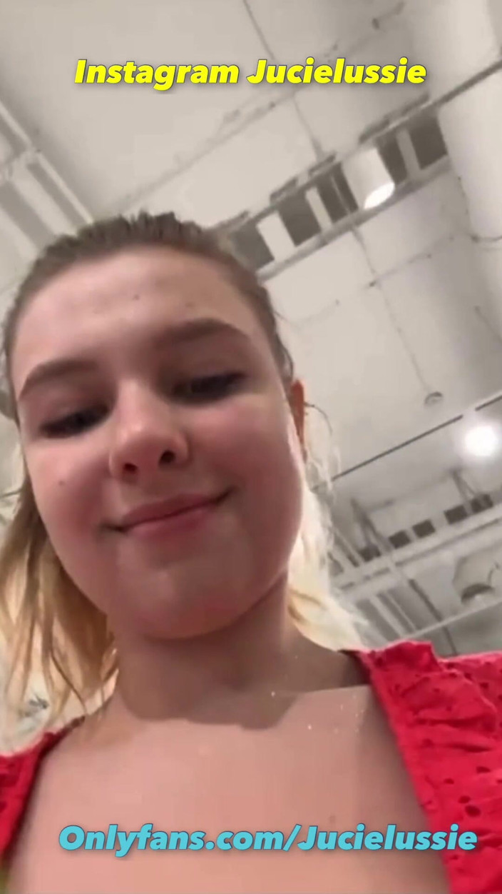 JuiceLussie: Thủ dâm tuyệt vời trong phòng thay đồ