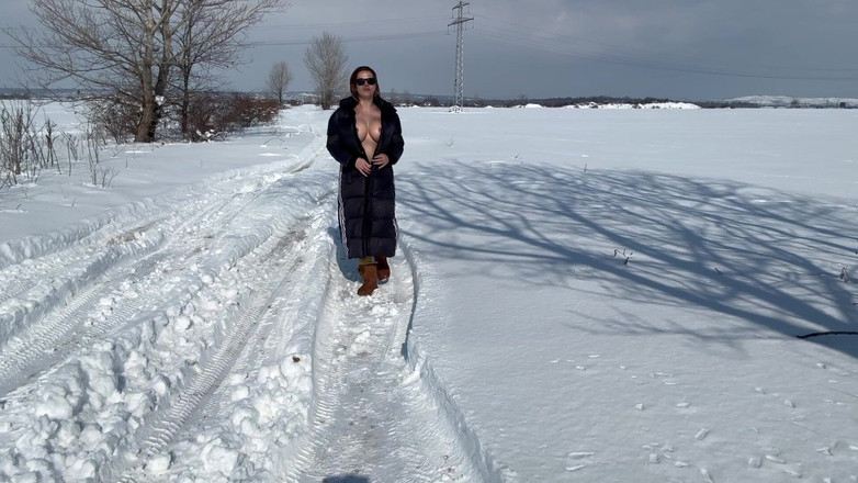 Emeli: Speel naakt in de sneeuw
