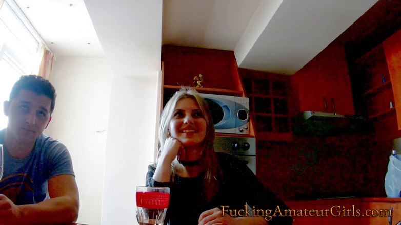 Fucking Amateur Girls: 顺从的金发女郎被两个坚硬的男人粗暴地干了