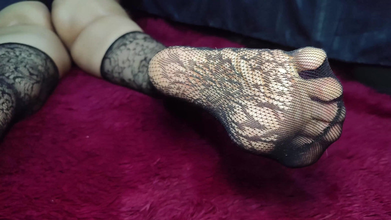 Queensofthefeet: Ciorapi mari de plasă și tălpi foarte șifonate