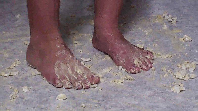 Foot Girls: Brünette zerquetscht essen in der küche