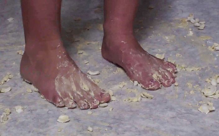 Foot Girls: Cô gái tóc nâu nghiền nát thức ăn trong nhà bếp