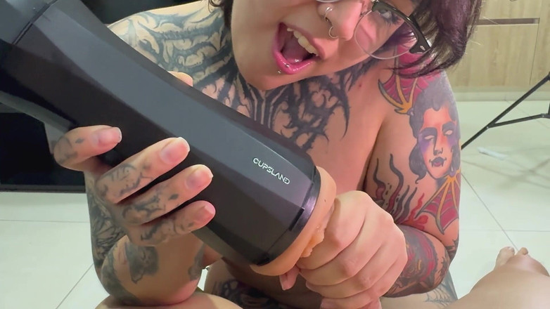 Ary Abdul: Aku menemukan saudara tiriku masturbasi dengan mainan barunya dan membantunya...