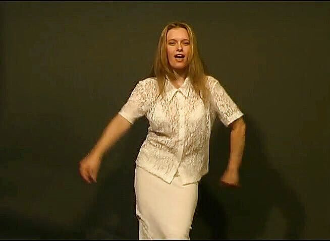 Flash Model Amateurs: काले बाल वाली बेब अपने अद्भुत शरीर को दिखाती है