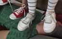 Femdom Austria: Adolescente mocosa chicas en zapatillas de pie y saltando!