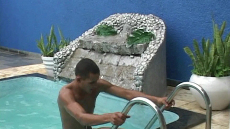 Shemale TS Collection: 泳池男孩用大鸡巴狠操饥渴的变性人