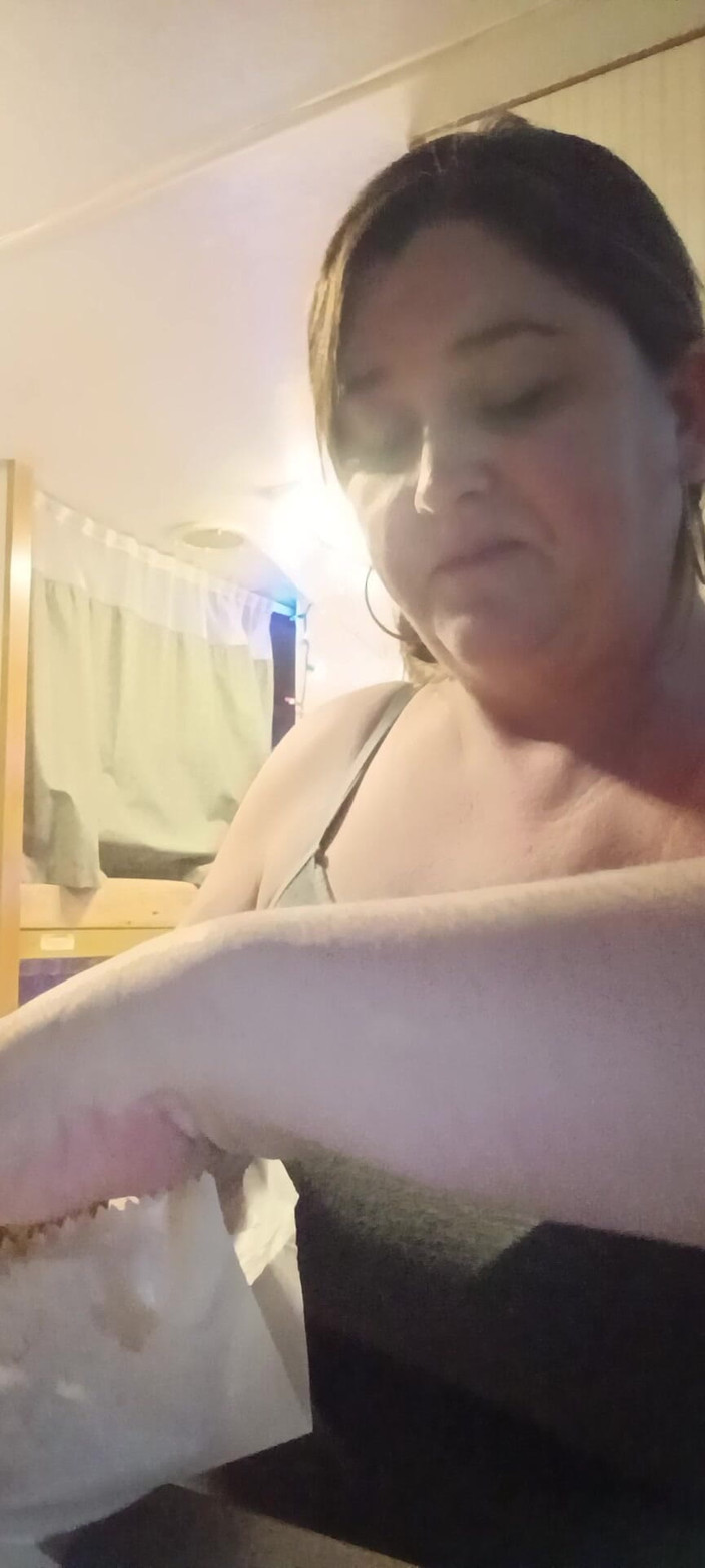 GoddessKristy00: Богиня поедает пиццу