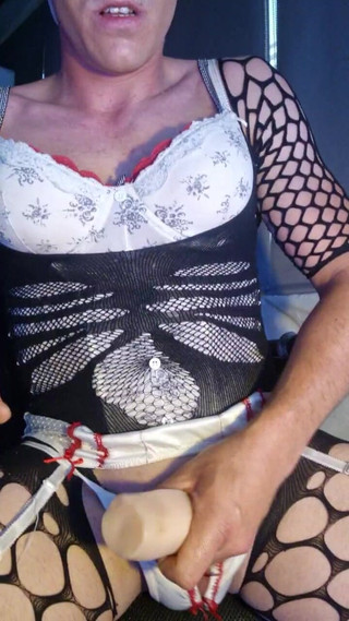 Sam cd: Kadın kılıklı seksi iç çamaşırlı oyuncaklarla eğleniyor