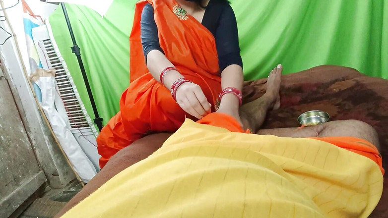 Pyaripooja22: 私は義父の太いペニスをつかみ、はっきりとしたヒンディー語の声で、あなたの小さな義理の娘と性交してくださいと言いました