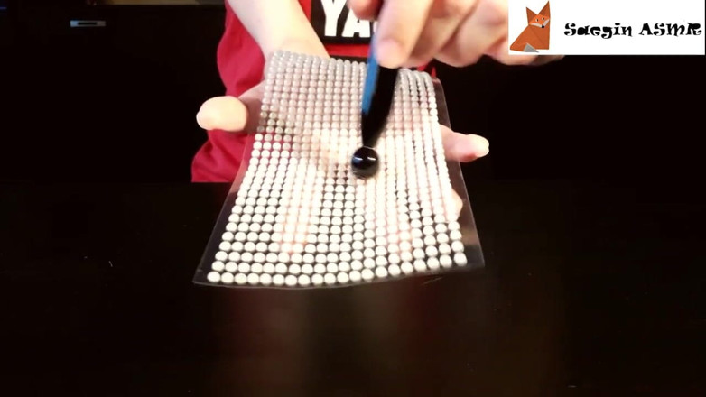 Saegin: 2[ASMR] Scratching textures, part 3 (no talking)