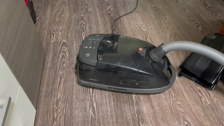 Hottie goddess: Femme de ménage obéissante : cuir, collants et adoration du vide