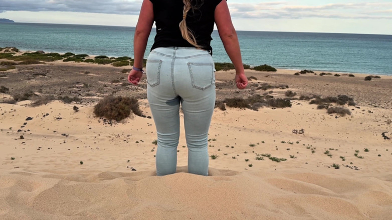 Emma Voyeur: Stuck in the Sand - I Wet My Jeans While Trapped