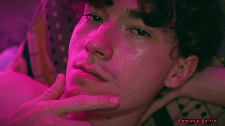 Emmanuel Kokichi: Twink sexy balanceando su polla sin cortar, rizando sus dedos...