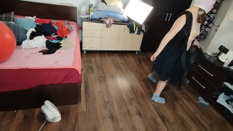 Mirsur: Amatorka ma zabawę przymierzając ubrania i wycinając je.