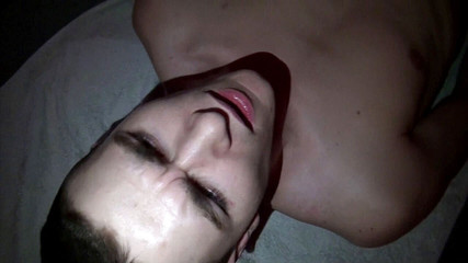 Crunch Boy: Inocente francesa rabuda usada por um garoto escamoso em Paris