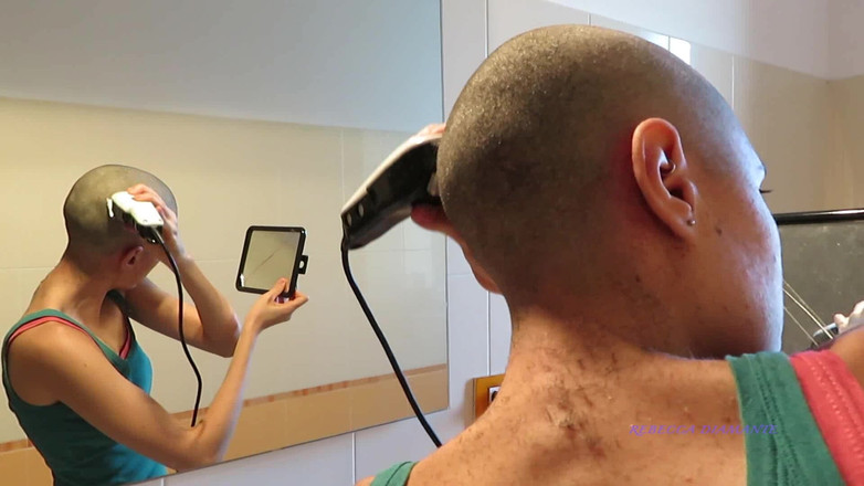 Rebecca Diamante: O fată italiană își rade capul până la zero