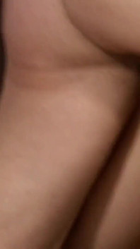 La jeune brune Nikki Sweet se fait doigter et baiser avant de se faire pénétrer le cul