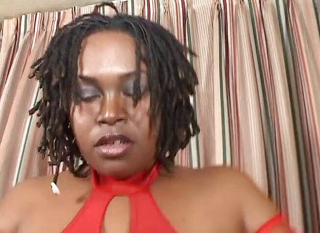 Big Beautiful Babes: 与黑人胖美女的饥渴浴室性爱