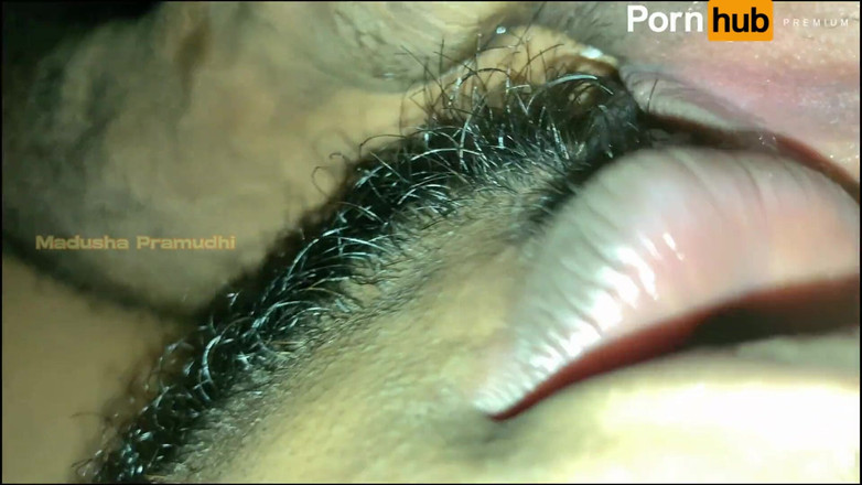 Tiyana: Kocası karısının amını yalıyor ve sert misyoner pozisyonunda sikişiyor