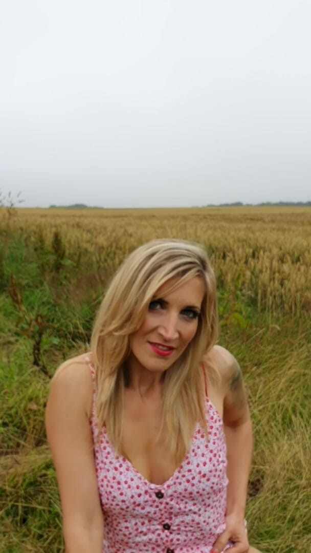 Serenexx: Sledujte, jak čůrám venku, nosím spodní prádlo s červenými dírkami! Požadováno uživatelem...