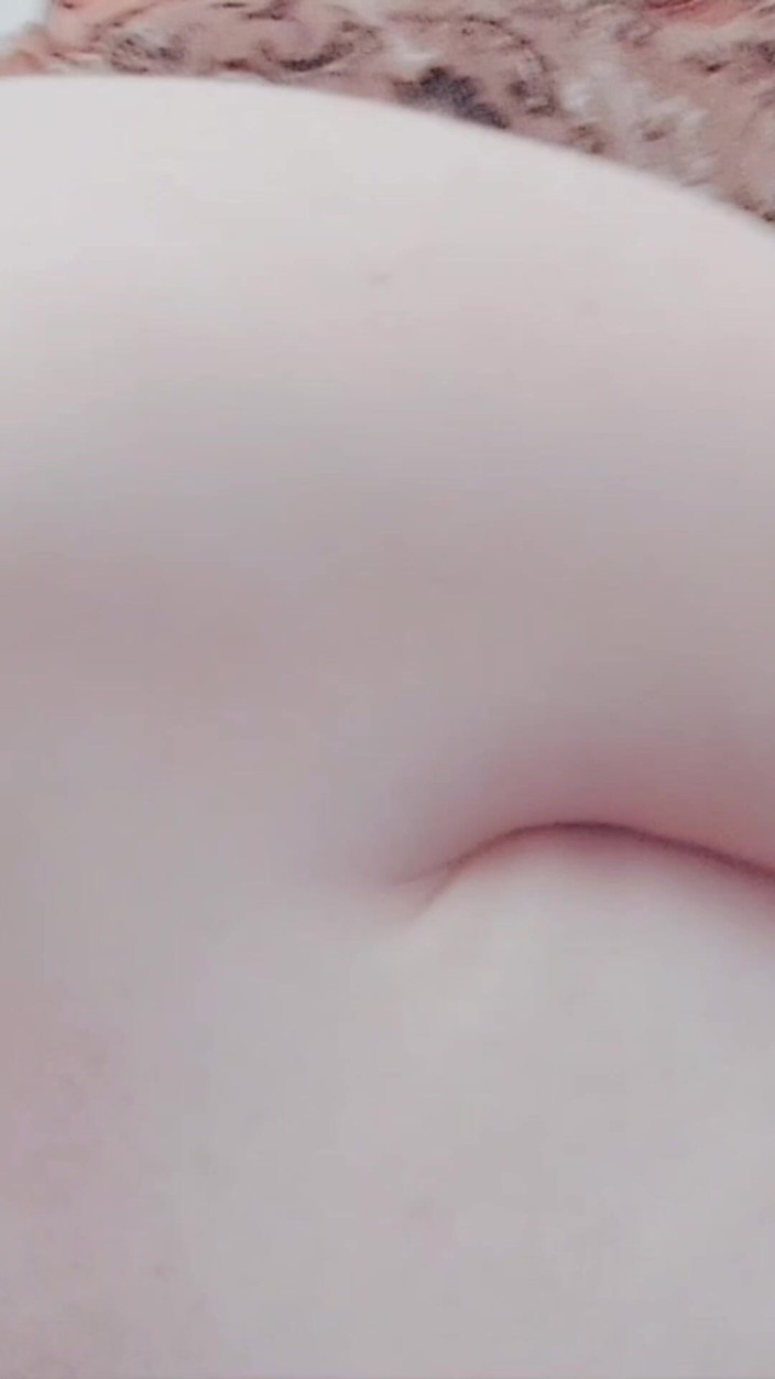 Kitty_Cross: Ateşli kadın kılıklı kadın yavaşça eğilirken şehvetli görünüyor