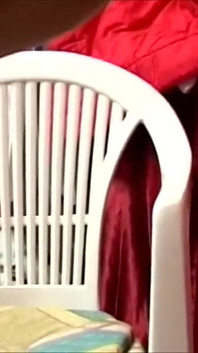 Nadržená brunetka je ošukaná dvěma muži