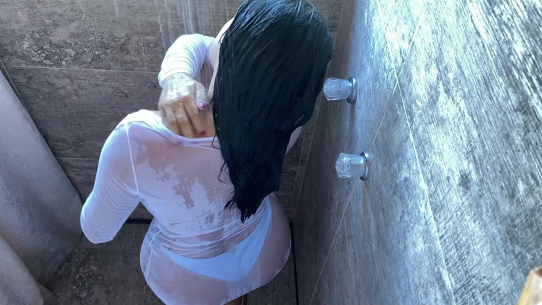 SENSESEX: Moje nevlastní matka s velkým zadkem, zatímco se sprchuje