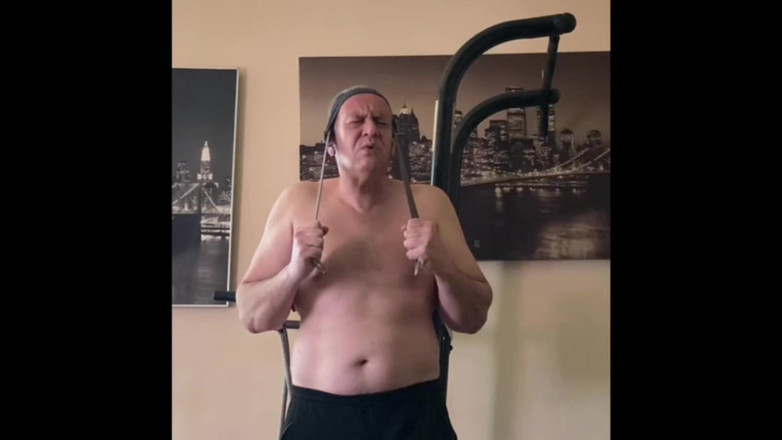 Alex Igogo: 자위와 헬스장