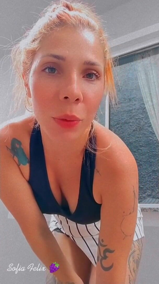 Amanda Felix: 見せびらかす窓の掃除赤毛 - ソフィア・フェリックス