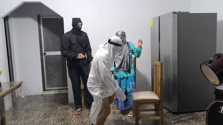 NEGRITA SEXY: 牧師が祝福してくれて、家の中でセックスするんだ!