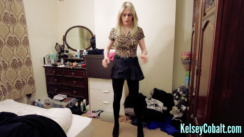 KelseyCobalt: 在我的卧室里穿着不透明的紧身衣并高潮