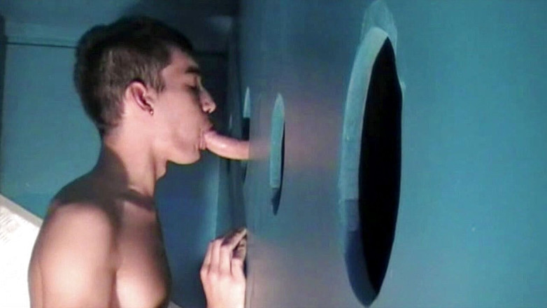 Crunch Boy: 栄光の穴でxxlコックを吸い、トイレで犯される