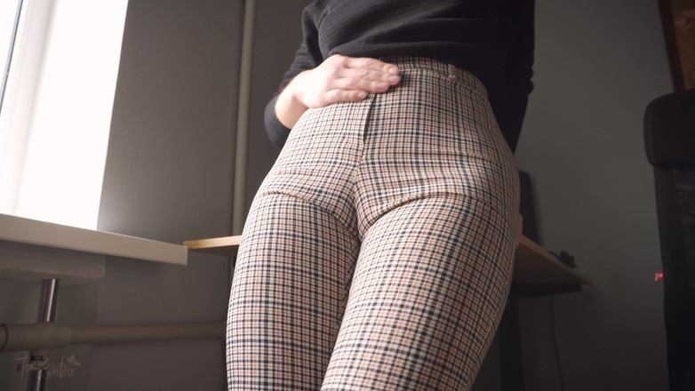 Teasecombo 4K: Stoute collega cameltoe plaagt en ontkenning