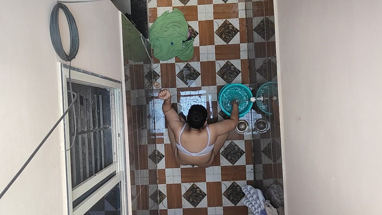 Crystalcouple: Am văzut-o pe cumnata vecinului făcând o baie