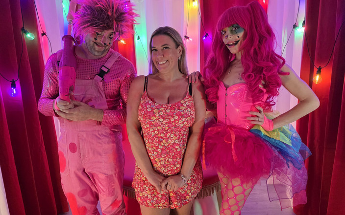Cock Crazed Clowns: Maisie Lewis se setkává s růžovými ptáky poblázených klaunů