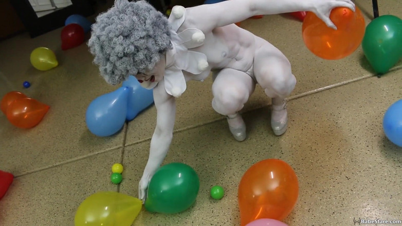 Babe Stare: Tia is naakt en geschilderd als clown