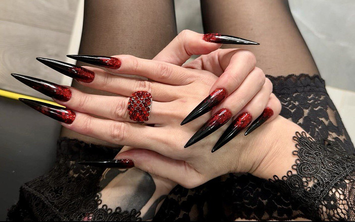 Julia domaina: Colore nero acceso, unghie lunghe, artigli affilati, dita e mani...