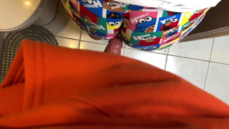 Gordo fuck: Adik tiri menggoda saya dengan pantat besarnya dalam thong pijamas...