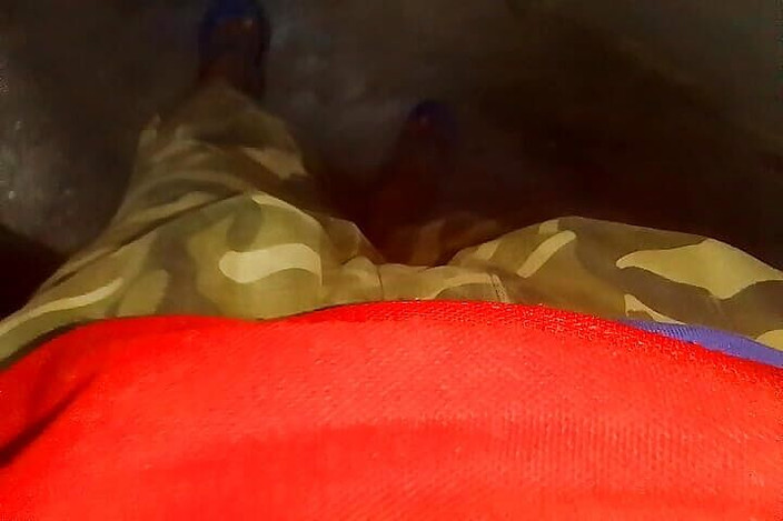 Gangbang straight: Indický gay kluk chčije venku