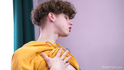 BoyFun Solo: Gorący chłopak z college'u frat zasysa się w spermie